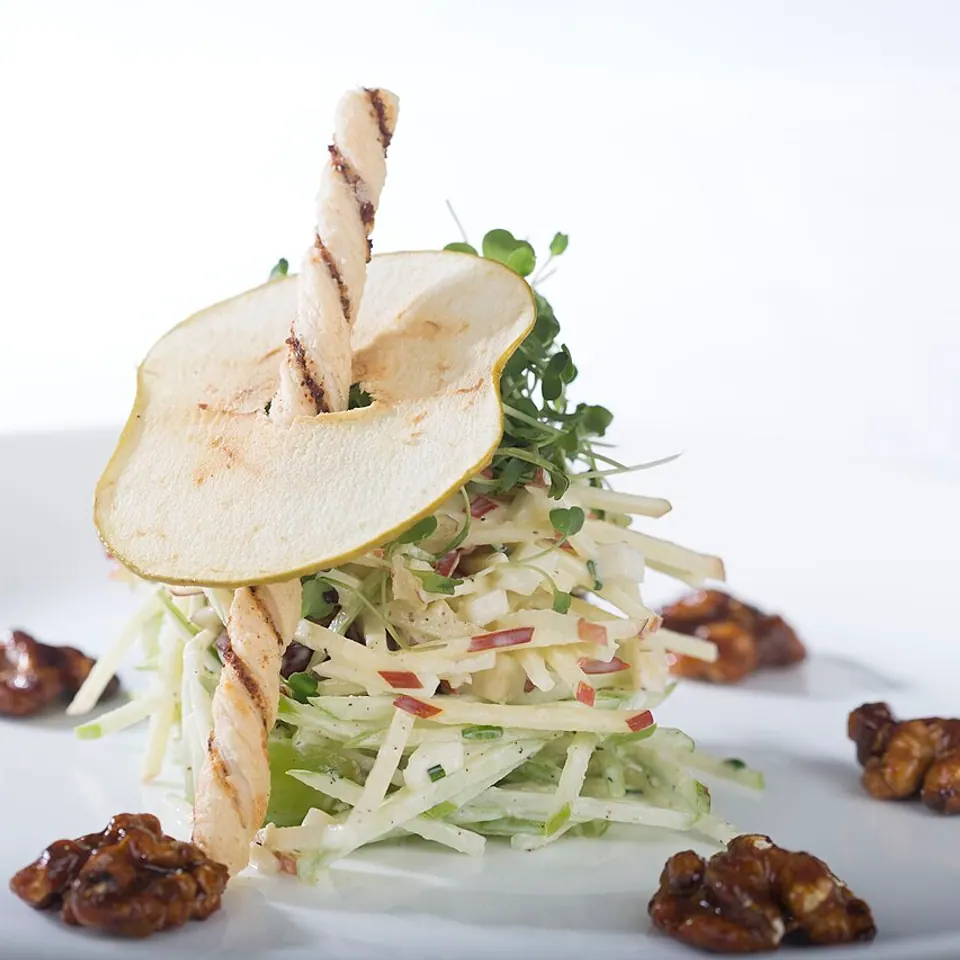 Ensalada Waldorf con manzana, apio y nueces.